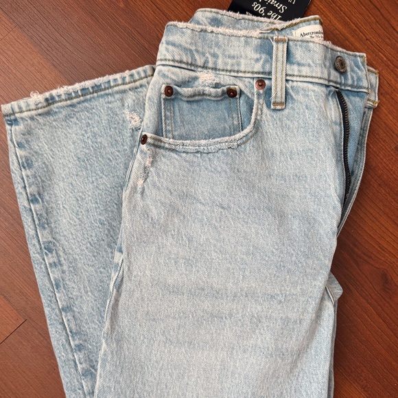 ABERCROMBIE JEANS - Picture 2 of 3